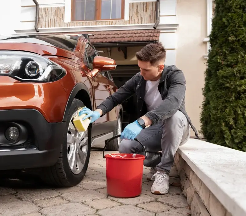 Lavage auto à domicile Ménéac : professionnel intervenant sur un véhicule